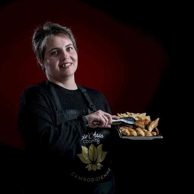 Portrait d’une femme avec plats